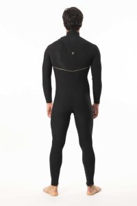 Rip Curl - E Bomb 4/3 Zip Free Limited Edition Produktbild - A 3 year project from the Rip Curl Wetsuit development team and Rip Curl World Champion surfers Tyler Wright, Mick Fanning and Gabriel Medina has produced, the limited edition E-Bomb. Featuring Rip Curl’s latest breakthrough in high stretch neoprene, E7 in the upper body. This single one piece panel stretches from wrist to wrist and with no seams provides the full stretch performance benefits of E7. The body of the suit features E6 neoprene and the entire suit has internal Thermo Lining for stretch, comfort and warmth. Designed for ultimate performance… Made By World Champions.\n\nGabriel is 180cm (5'11") and wears a size L