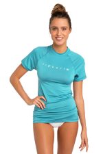 RIP CURL - Sunny Rays Relaxed Short Sleeve - Light Blue Produktbild - Rip Curl UV Surf Tees are designed for maximum performance and protection in all watersports and outdoor activities. These garments offer certified 50+ UPF protection with premium high quality fabrics.