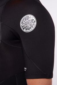 RIP CURL - Omega 2mm Bz Spring - Black Produktbild - The Omega 3/2 Back Zip Steamer is for the surfer who is looking for a quality wetsuit from a reputable brand, without breaking the bank. The Omega is designed using advanced E4 neoprene, and features advanced technology such as mesh skin panels and triple glued, double stitched seams.