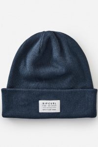 RIP CURL - Crusher Beanie - Navy (Copy) Produktbild - The Crusher Beanie is a classic mean's beanie with a high roll and a tall fit, the perfect head warmer for those chilly morning surf checks. Made with a super soft acrylic knit, detailed with a woven Rip Curl label. One size fits most.