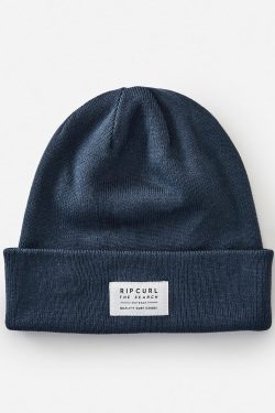 RIP CURL - Crusher Beanie - Navy (Copy) Produktbild - The Crusher Beanie is a classic mean's beanie with a high roll and a tall fit, the perfect head warmer for those chilly morning surf checks. Made with a super soft acrylic knit, detailed with a woven Rip Curl label. One size fits most.