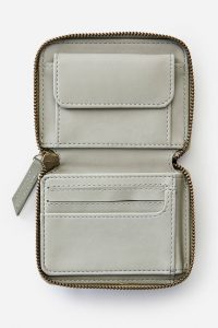 RIP CURL - Small Leather Wallet Produktbild - Cut back on volume with Rip Curl's Small Leather Wallet. Made from premium vegetable tanned cow leather with intriguing smooth and crosshatched sections. It features an ID window, multiple cards slots, note and coin compartment and an embossed logo.