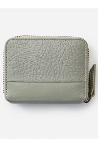 RIP CURL - Small Leather Wallet Produktbild - Cut back on volume with Rip Curl's Small Leather Wallet. Made from premium vegetable tanned cow leather with intriguing smooth and crosshatched sections. It features an ID window, multiple cards slots, note and coin compartment and an embossed logo.