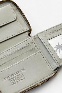RIP CURL - Small Leather Wallet Produktbild - Cut back on volume with Rip Curl's Small Leather Wallet. Made from premium vegetable tanned cow leather with intriguing smooth and crosshatched sections. It features an ID window, multiple cards slots, note and coin compartment and an embossed logo.