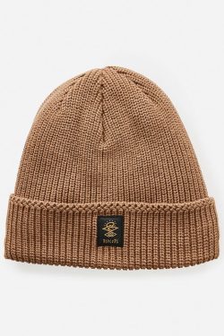 RIP CURL - Searchers Reg Beanie Produktbild - It's high fashion and function with Searchers Polartec Reg Beanie. A regular/shallow fit all black beanie made from superior Polartec fleece with its extra warm weave and recycled fabric. Complete with woven Search logo badge.