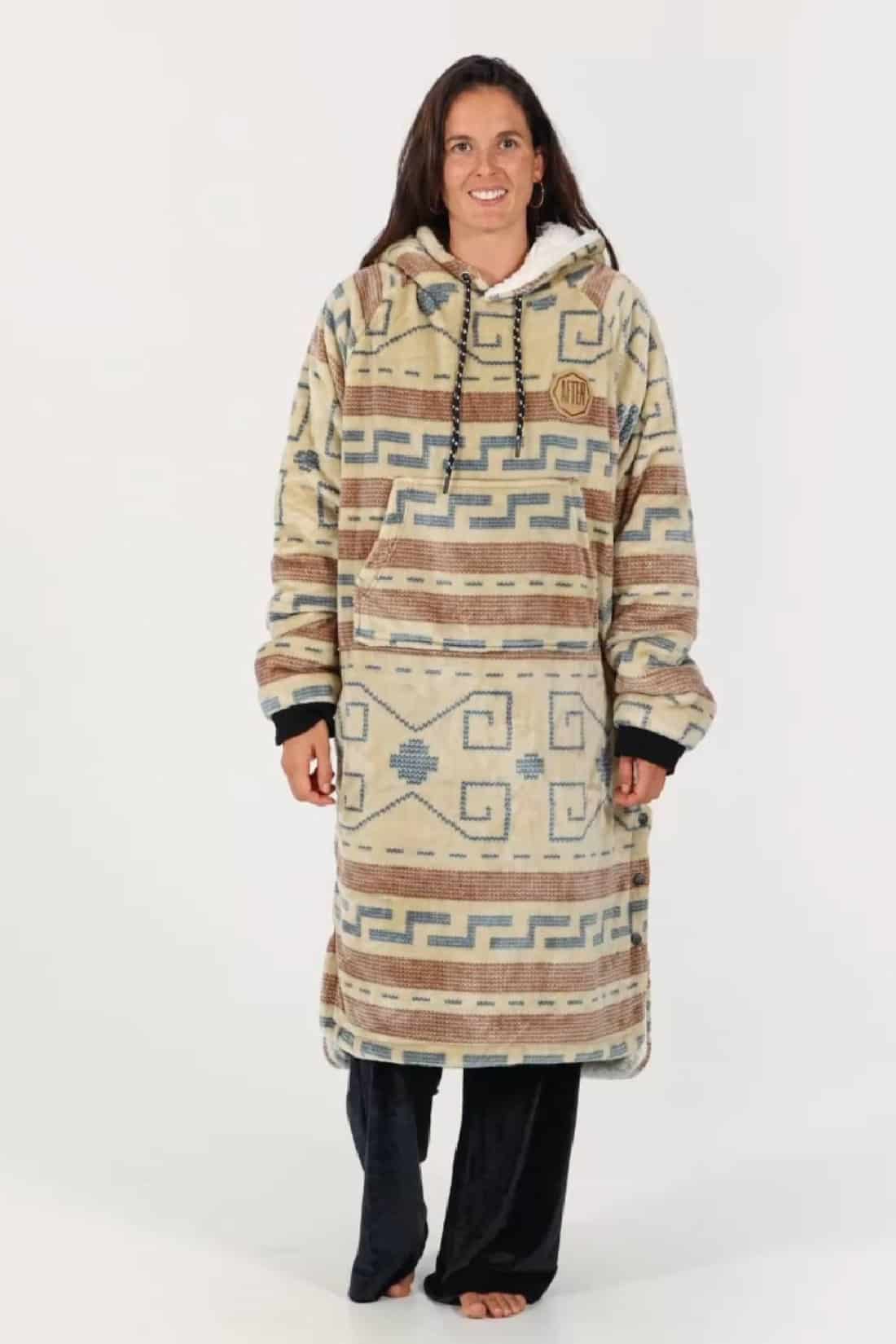 AFTER ESSENTIALS Sofa Poncho – The Dude