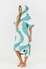 After Essentials Swim Club Poncho Ondulations Green3