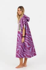 After Essentials Tech Pocket Poncho Crazy Waves2